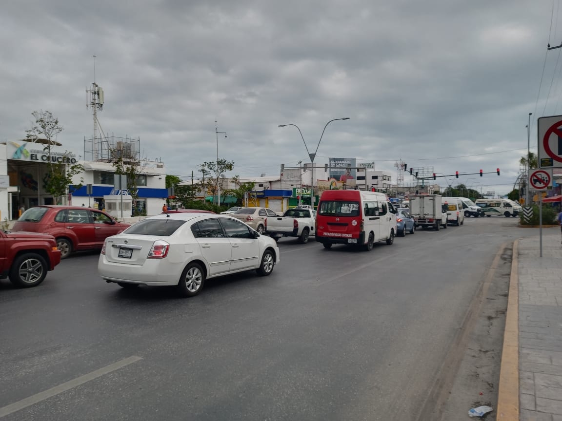 Este es el tráfico vehicular en la avenida José López Portillo en Cancún