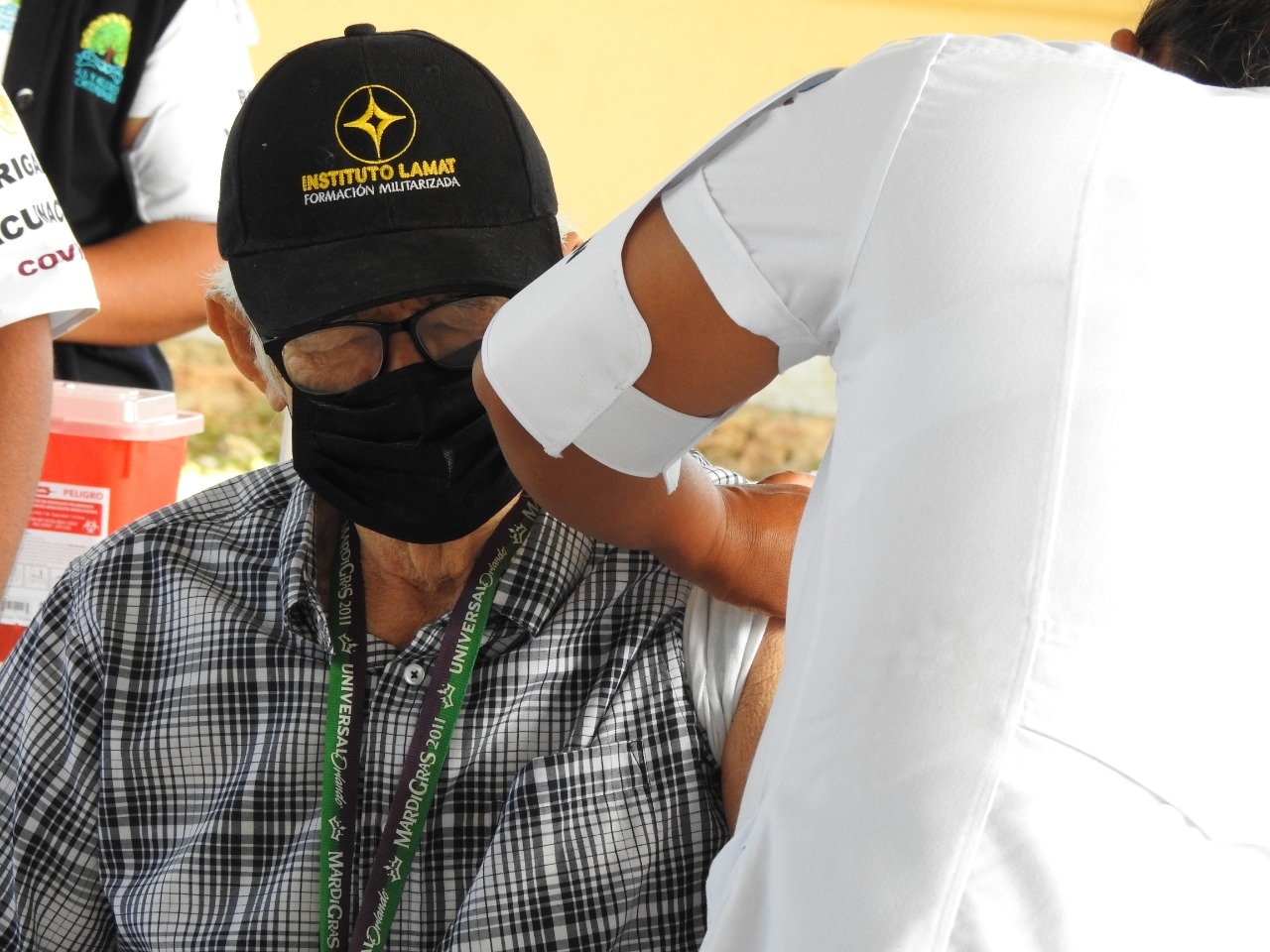 Abuelitos de Calderitas se vacunan contra COVID-19 pese a clima fresco