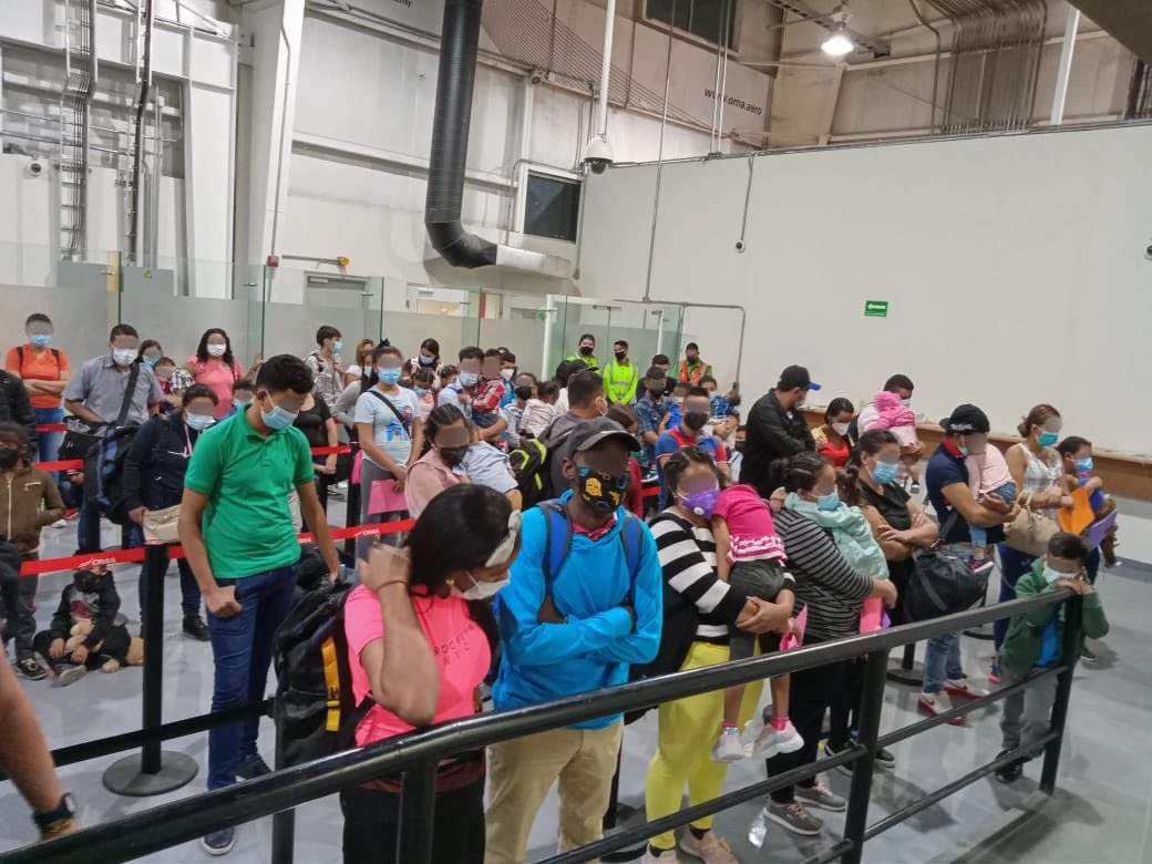 Detienen a 95 migrantes en el Aeropuerto Internacional de Monterrey