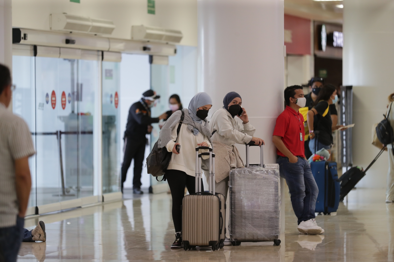Aeropuerto de Cancún no deja volar a turistas venezolanas por no presentar prueba PCR