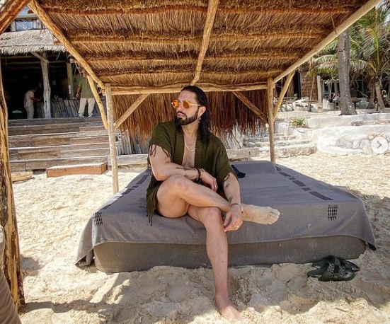 Poncho De Nigris muestra su pose más sensual en las playas de Tulum