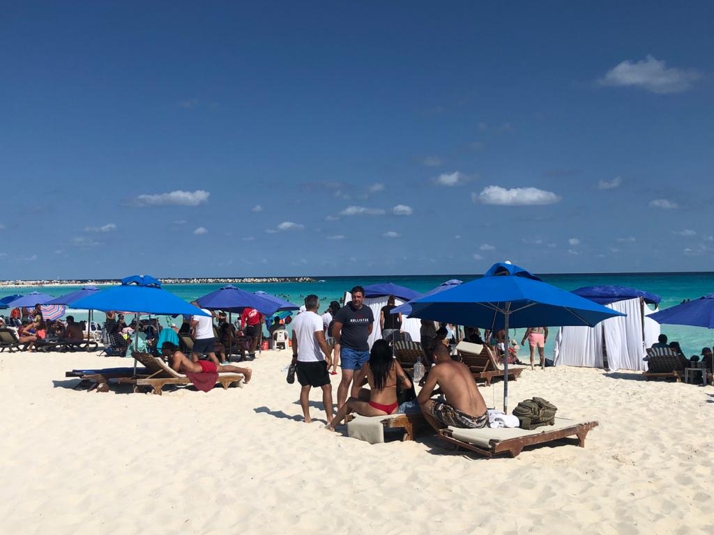 Playas de Cancún lucen repletas durante el primer día de Primavera