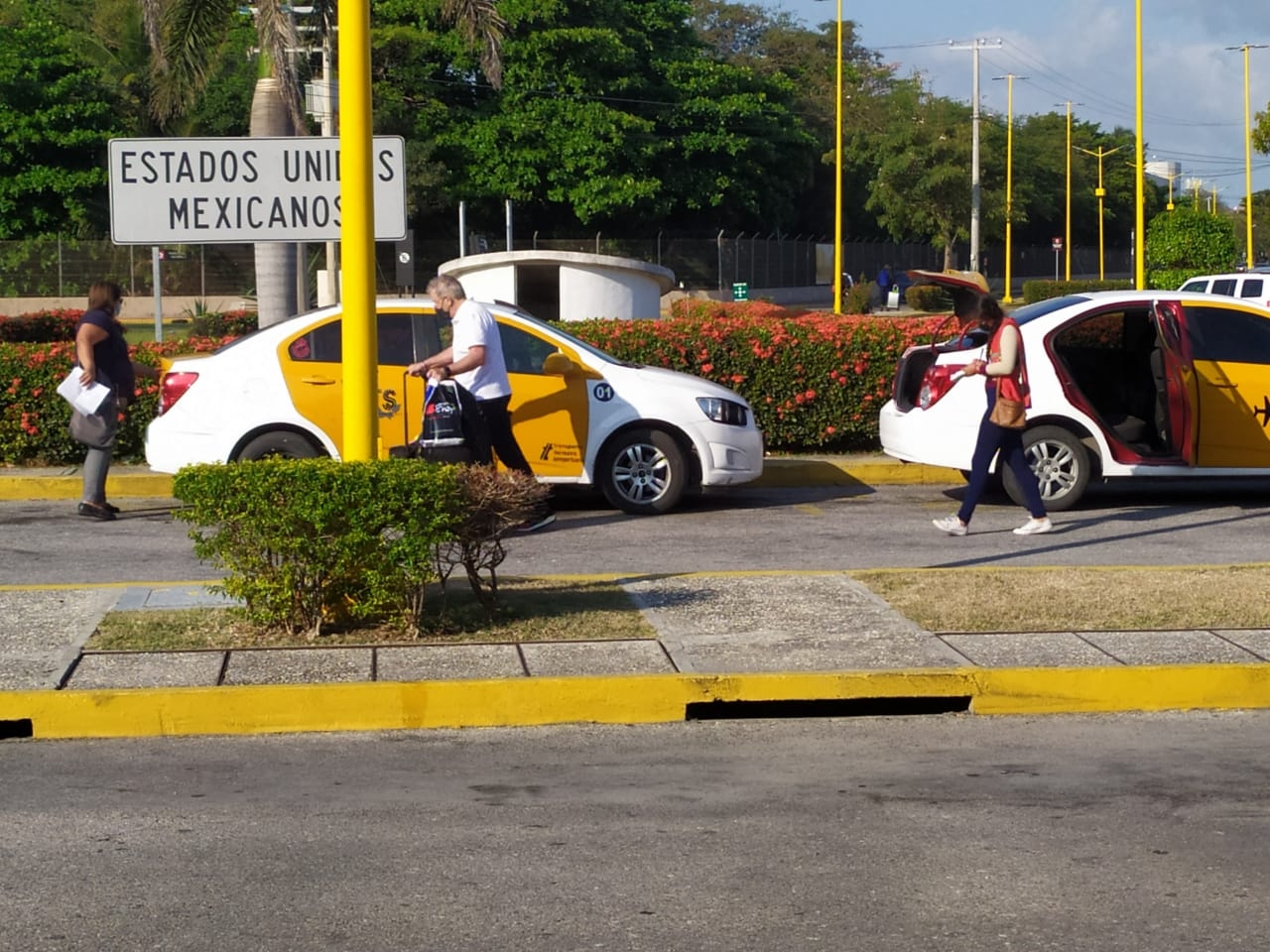 Taxistas sufren para captar clientes en el Aeropuerto de Ciudad del Carmen