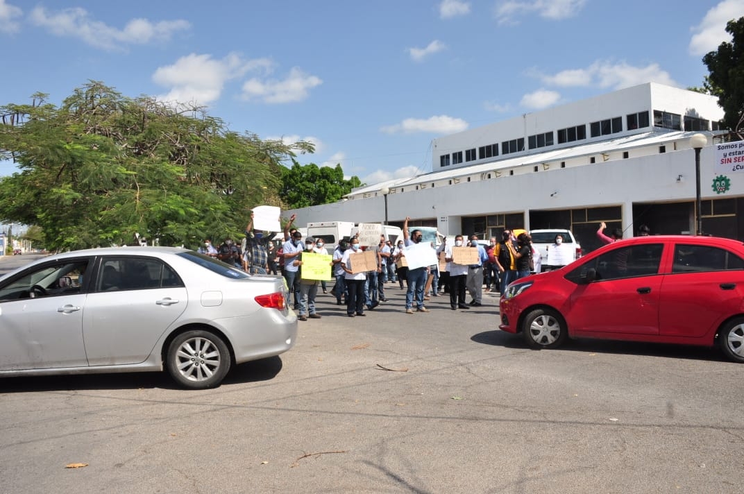 Trabajadores de la salud cierran la avenida Circuito Colonias en Mérida: VIDEO