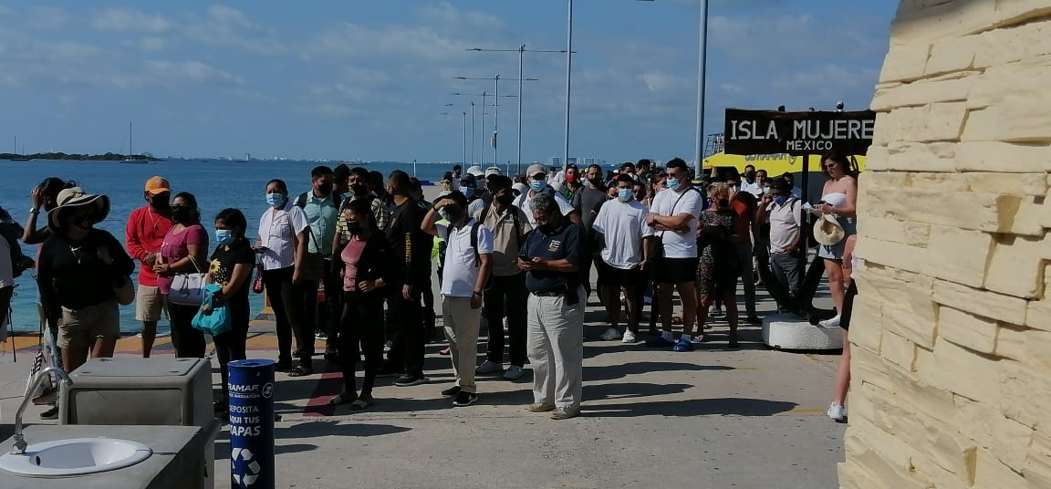 Revisión de maletas en Isla Mujeres enfurece a turistas