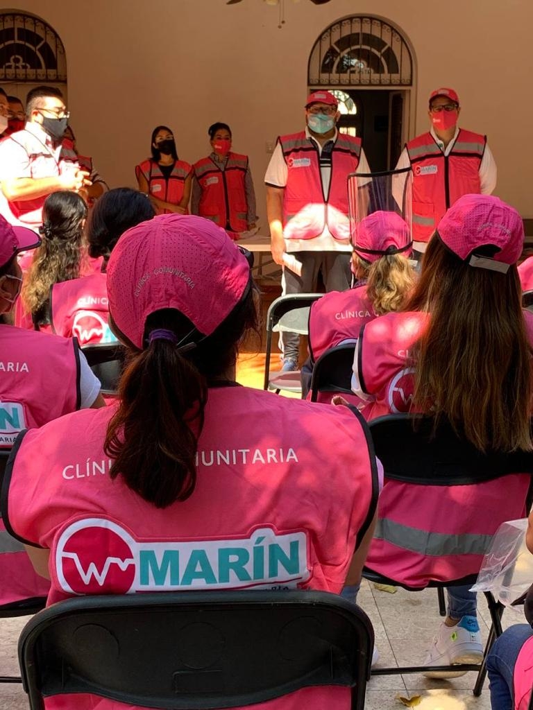 Brigadistas entregan membresías de la clínica gratuita Wilma Marín en Mérida
