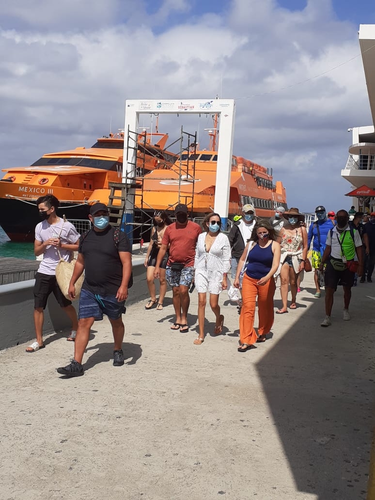 Turistas llenan la terminal marítima de Playa del Carmen