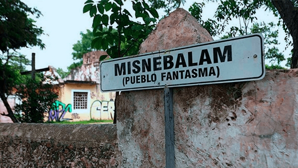 Misnébalam es uno de los pueblos fantasma más visitados en épocas de octubre y noviembre