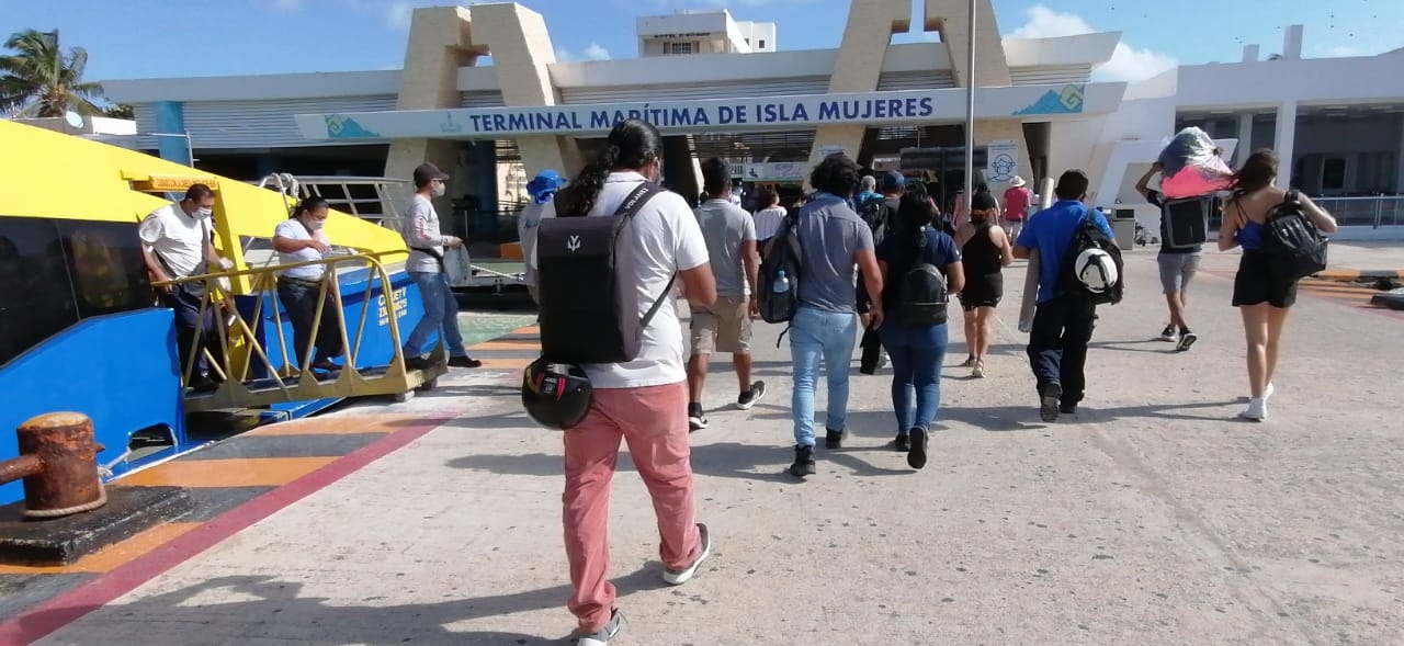 Alrededor de mil pasajeros llegaron vía marítima hoy a Isla Mujeres: Apiqroo