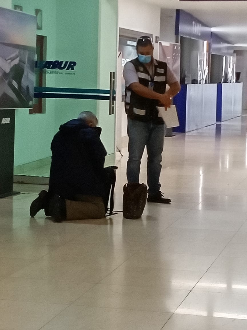 Hombre viaja con las cenizas de su madre a CDMX desde el aeropuerto de Mérida