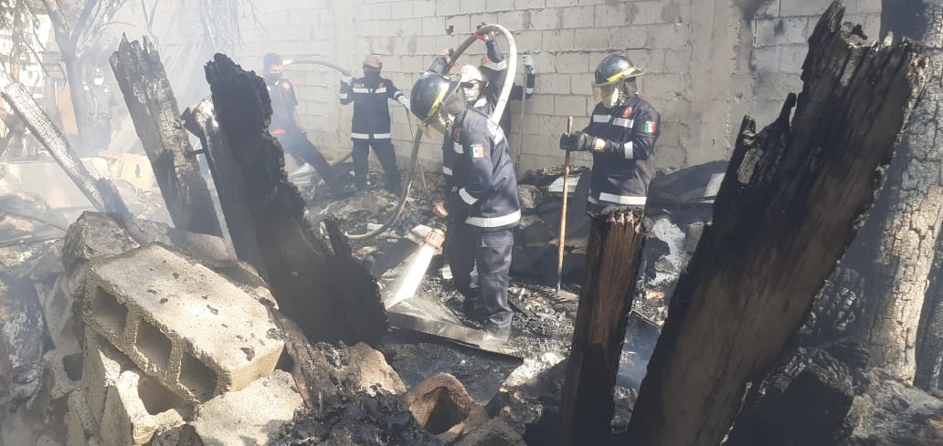Se incendia chatarrería en la colonia Mercedes Barrera en Mérida