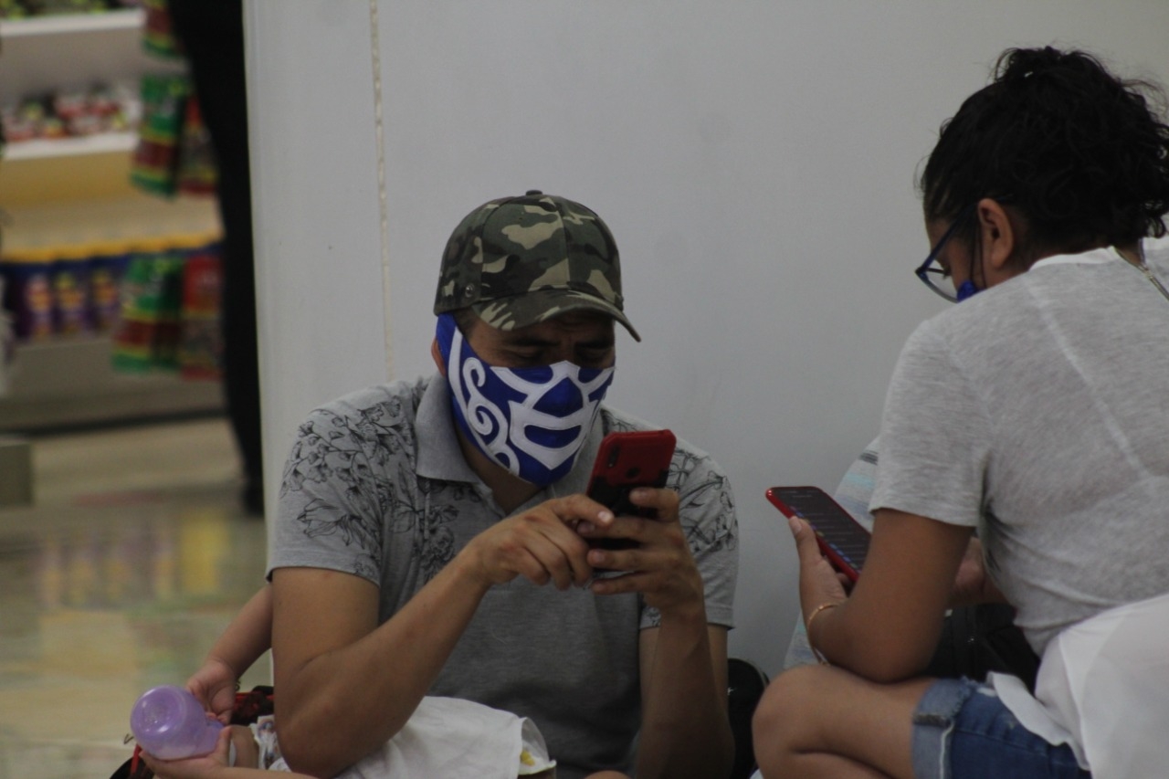 Turista usa cubrebocas de 'El Huracán Ramírez' y roba miradas en el aeropuerto de Cancún