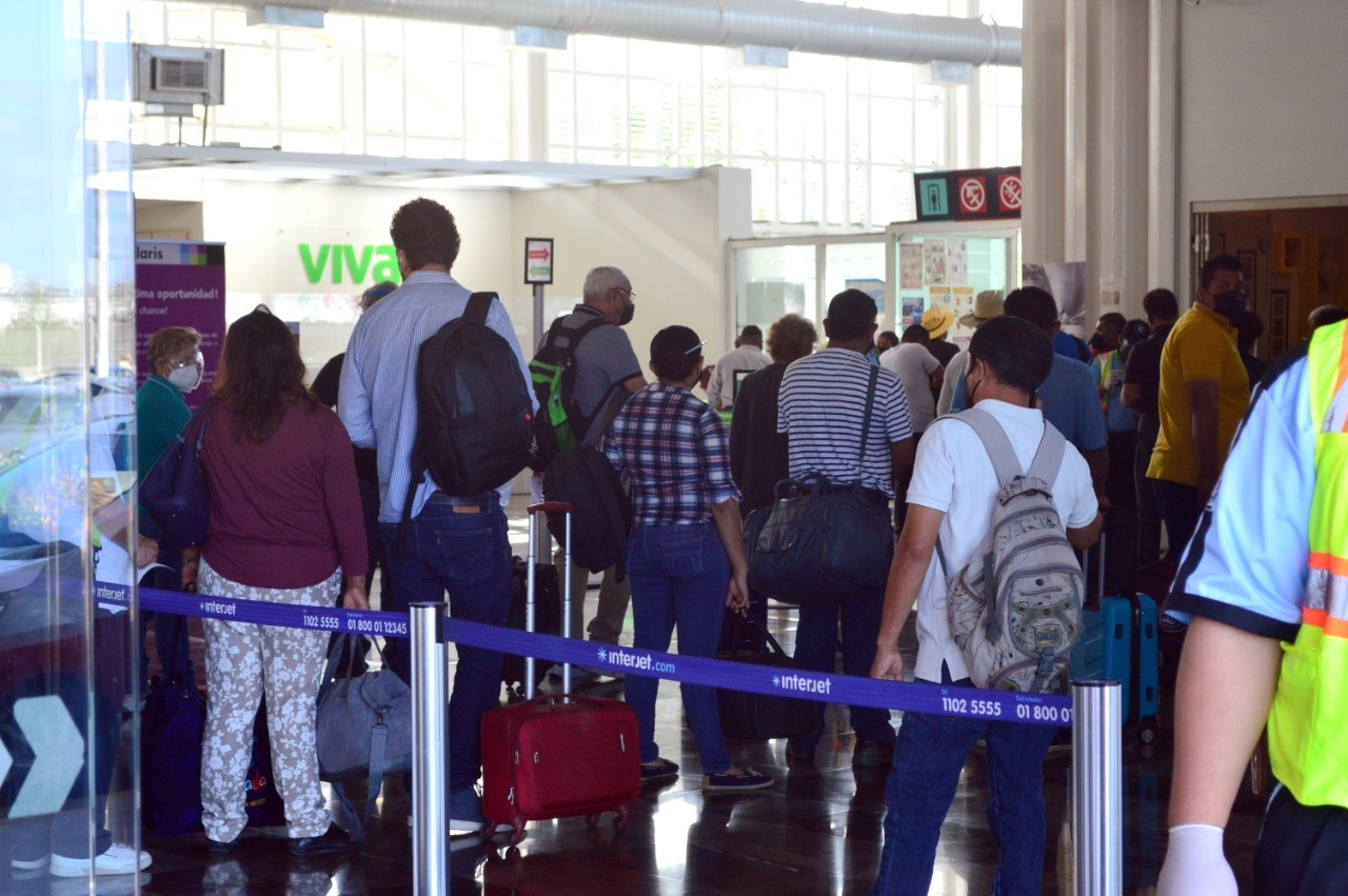 Viajeros relajaron las medidas sanitarias al interior de la terminal aérea