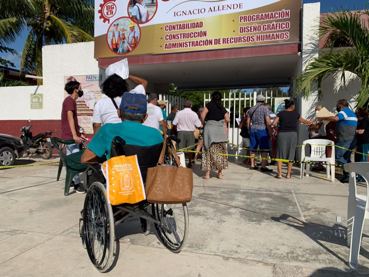 Abuelitos 'mañanean' para recibir la vacuna contra el COVID-19 en Chetumal