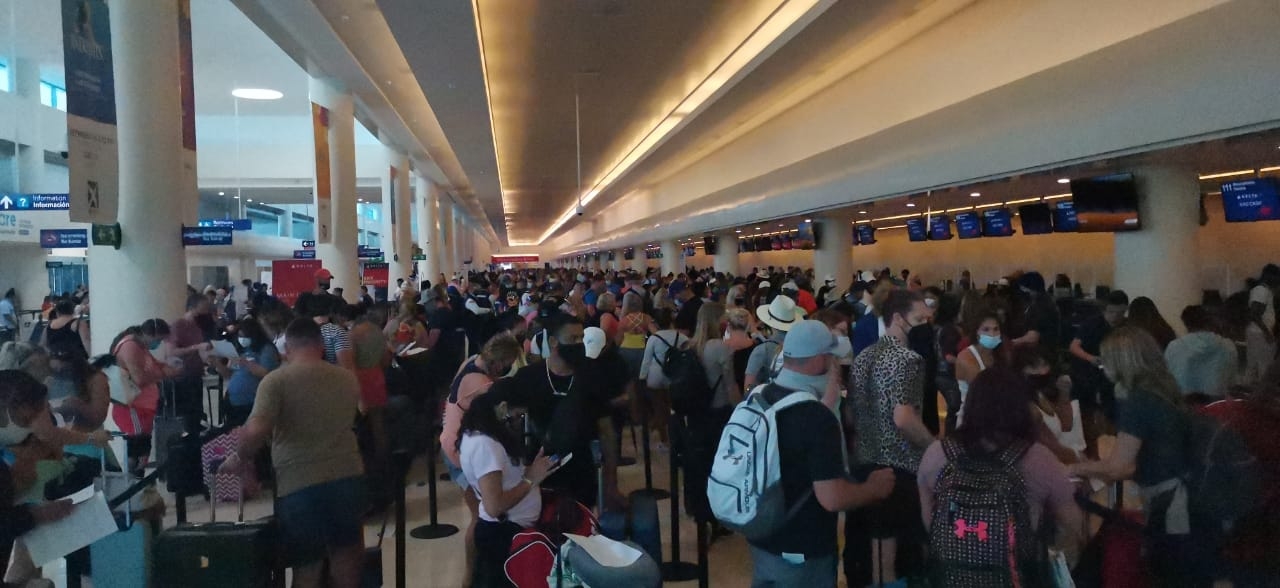 Semana Santa 2021: Viajeros saturan aeropuerto de Cancún