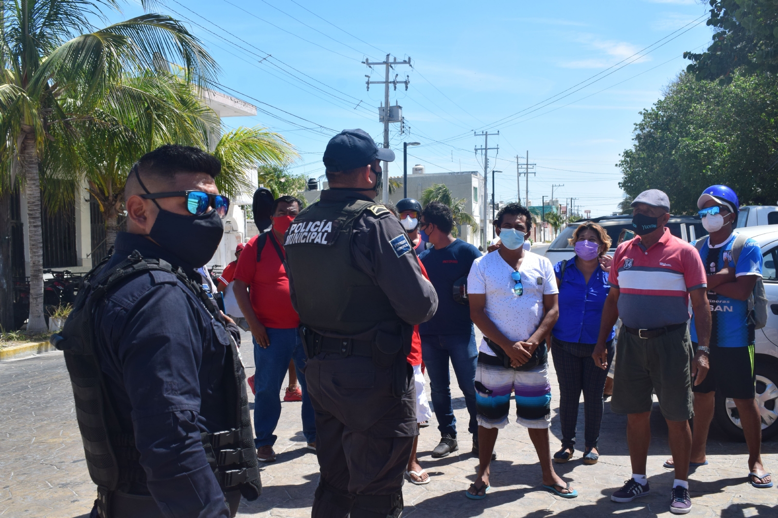 Trabajadores del sector turístico se enfrentan a policías en Progreso