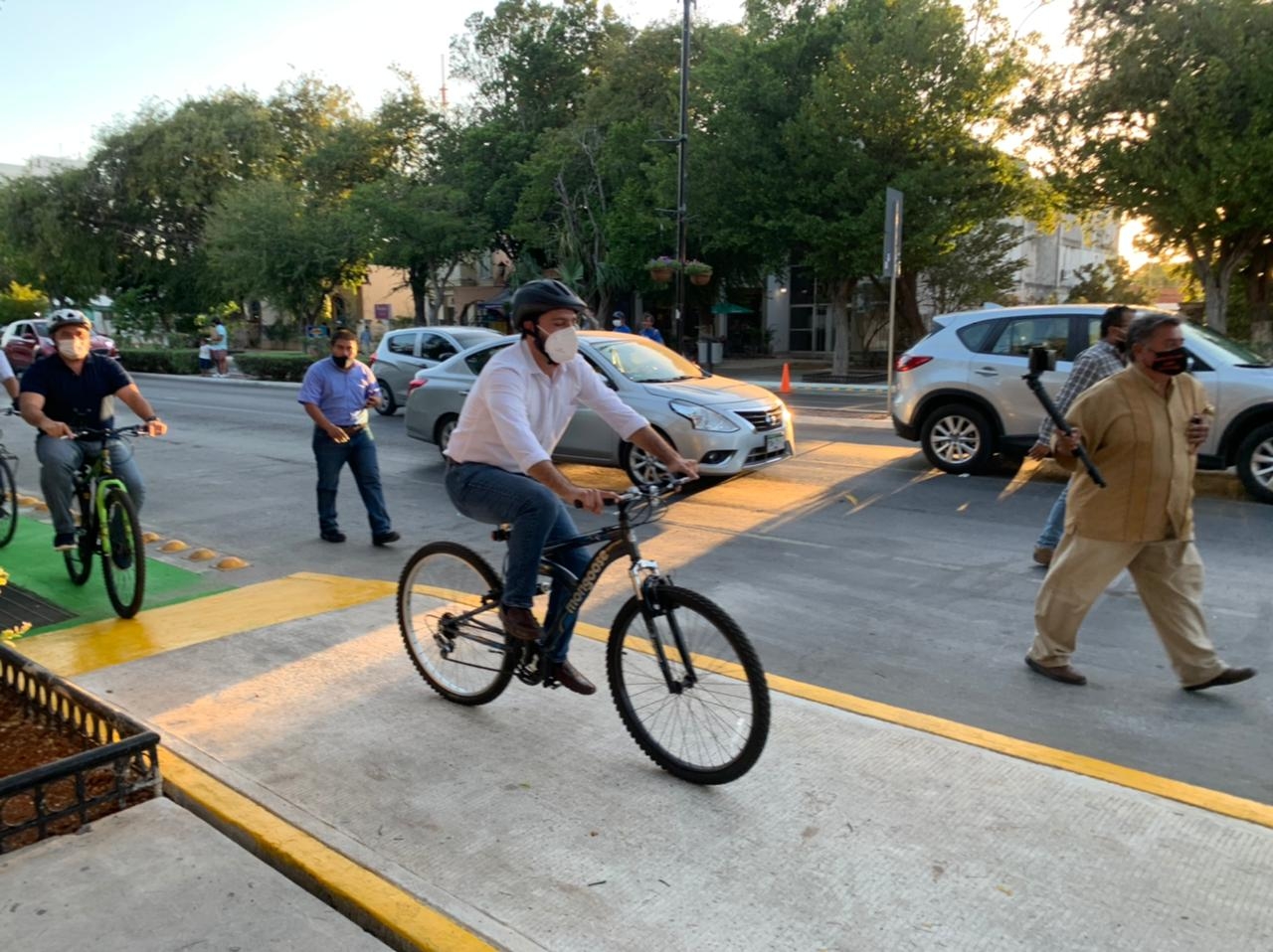 Mauricio Vila pedalea en la inauguración de la ciclovía de Paseo de Montejo