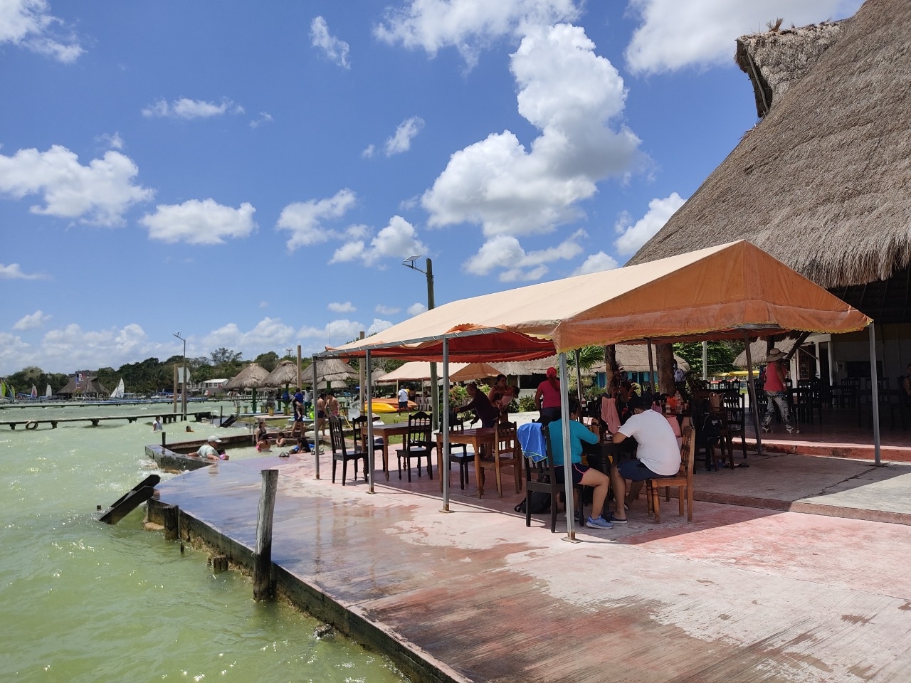 Turistas abarrotan balnearios de Bacalar en primer día de vacaciones