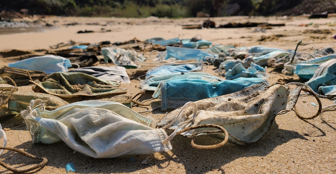 UNAM y UAM alertan sobre el peligro de cubrebocas tirados en playas