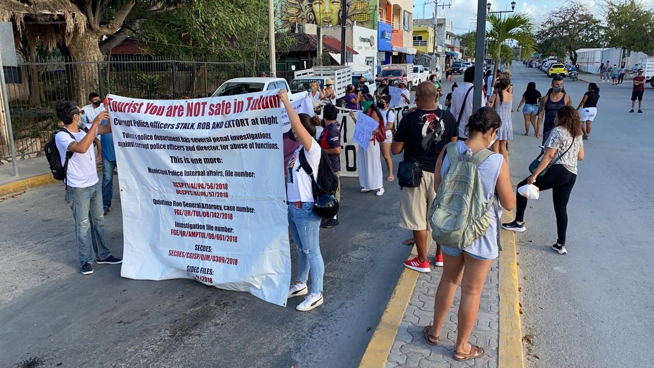 Marchan en Tulum tras muerte de una mujer a manos de policías: EN VIVO