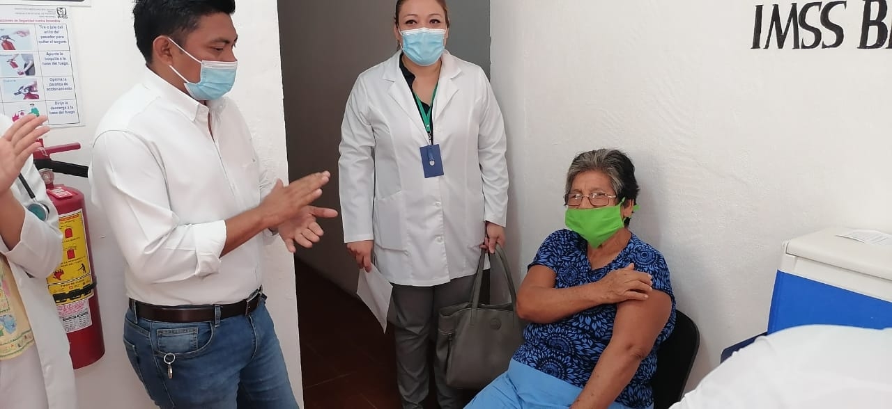 Gabriela Betancur, primera vacunada contra COVID-19 en Opichén, Yucatán
