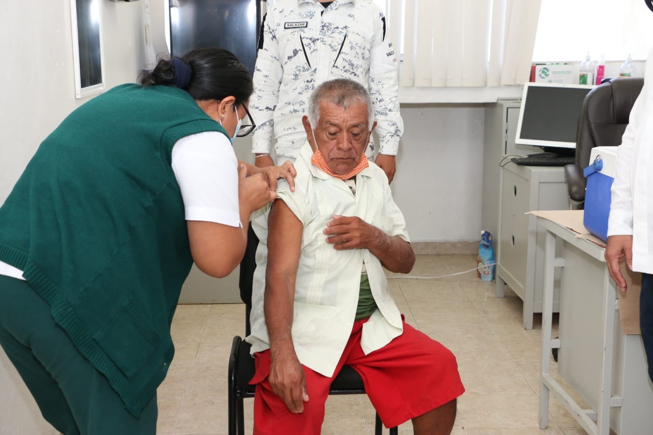 Con la aplicación de la primera dosis a un ciudadano de 68 años, arrancó la jornada de vacunación contra el COVID-19