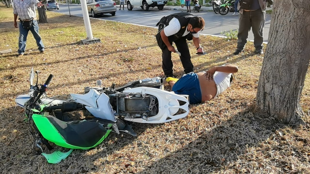 Motociclista se fractura una pierna tras estamparse contra un árbol en Campeche