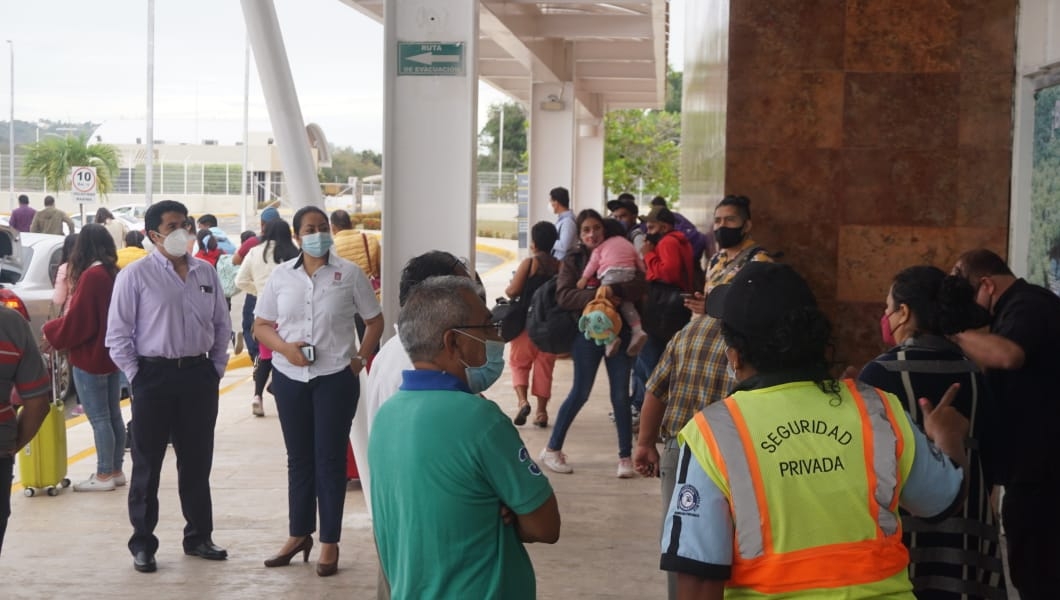 Resguardan avión que transportaba vacunas ilegales en el aeropuerto de Campeche: VIDEO