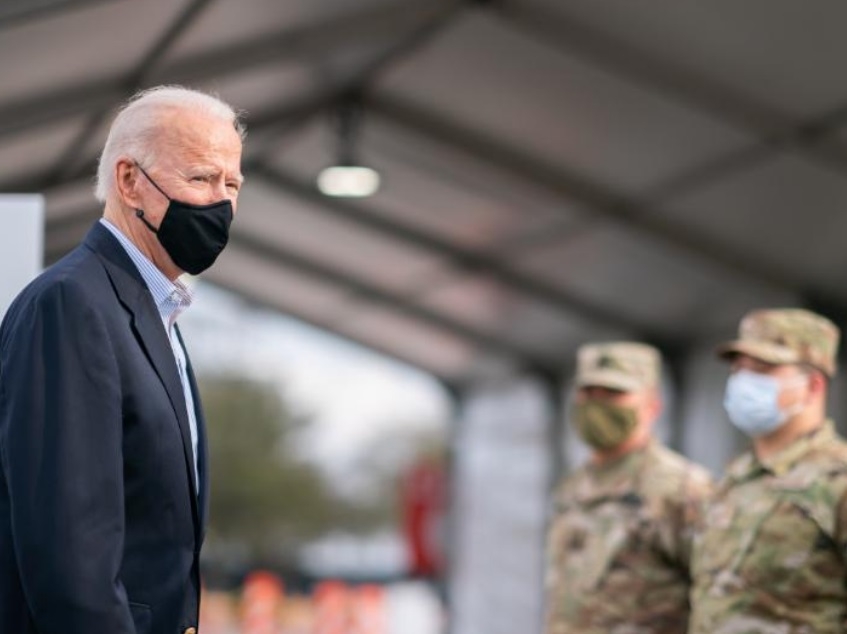 Biden cuestiona la suspensión del uso obligatorio de cubrebocas en Texas y Mississippi