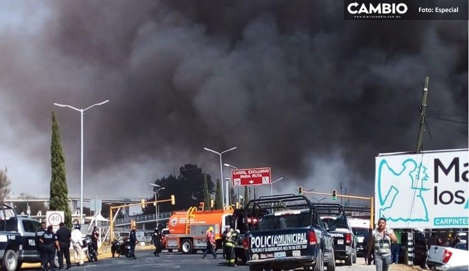 Se registra fuerte incendio en maderería en Bulevar Atlixco, Puebla