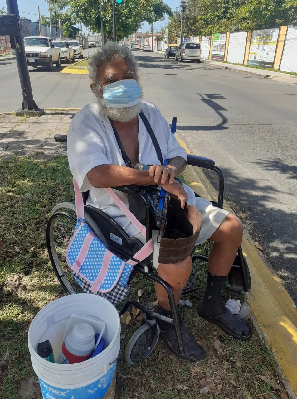 ’Don Tony’, de tecladista a pedir limosna en calles de Cozumel