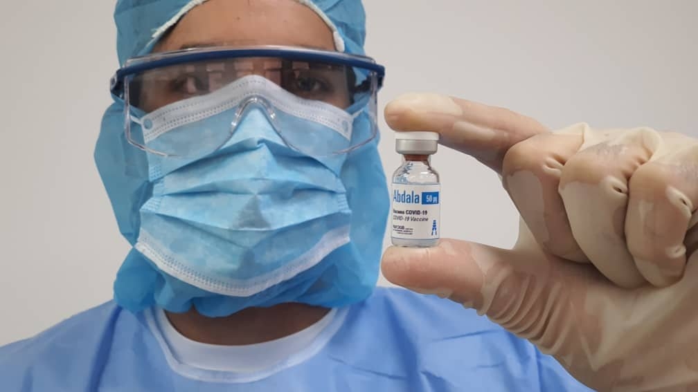 Cuba prueba su vacuna anticovid Abdala en personal médico