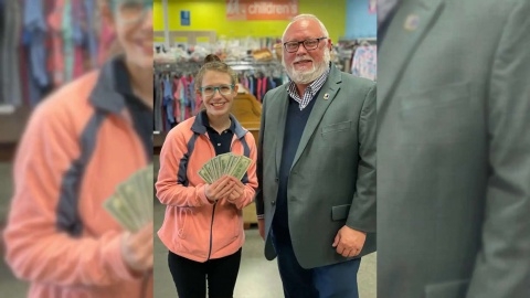 La joven regresó miles de dólares que encontró en ropa donada