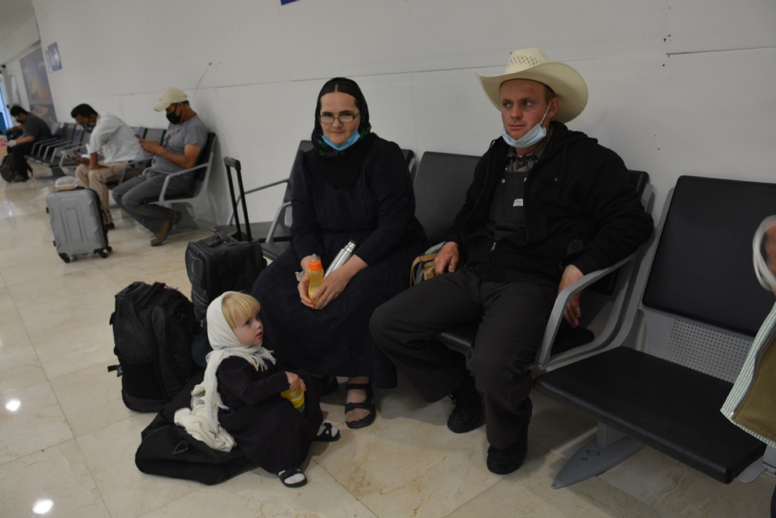 Menonitas pierden vuelo a Chihuahua y se quedan en el aeropuerto de Mérida