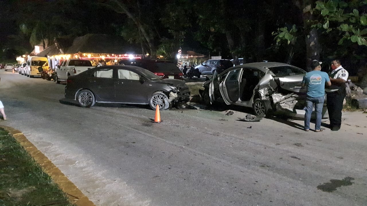 Joven destruye su auto al evitar atropellar a un perro en Cozumel