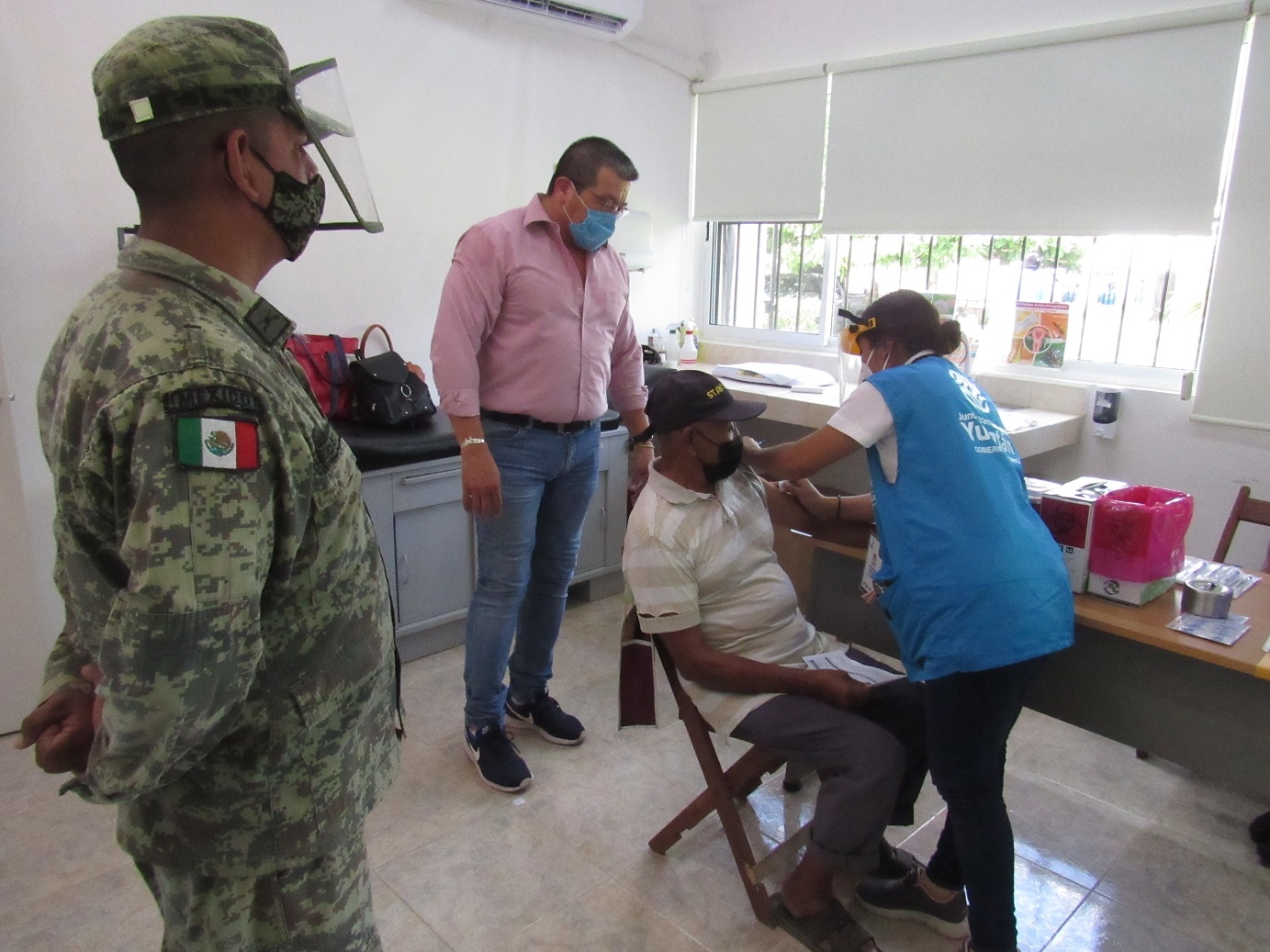 Abuelito recorre 32 km para ser vacunado contra el COVID-19 en Panabá, Yucatán