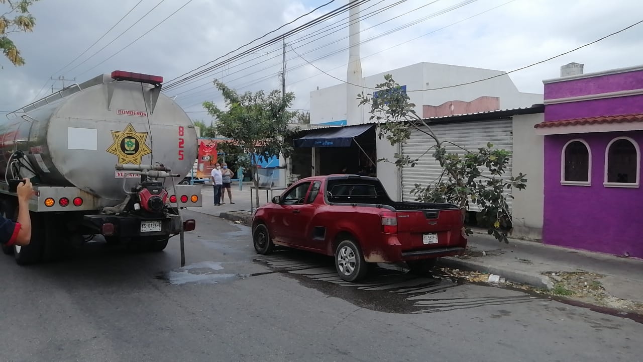 Bomberos sofocan conato de incendio en Juan Pablo II en Mérida