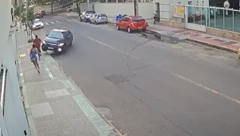 Conductor atropella a ladrón que había robado el celular a su novia: VIDEO