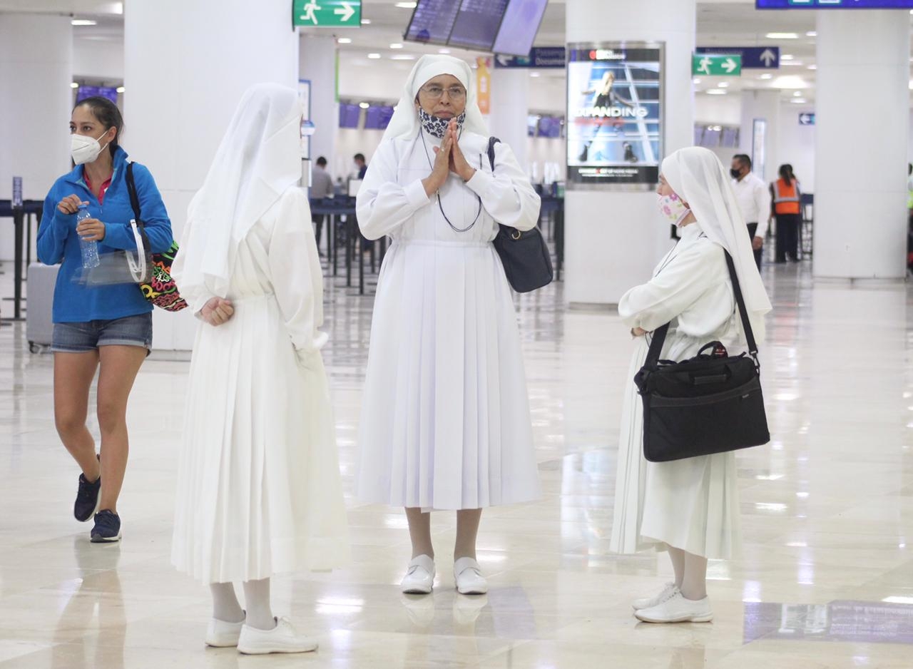 Monjas llaman la atención por sus hábitos en el aeropuerto de Cancún