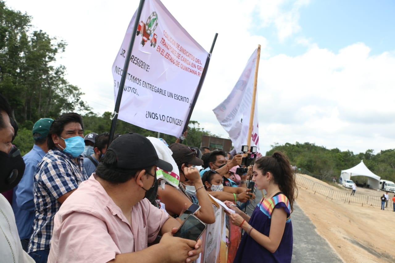 López Obrador en Cancún: Manifestantes hacen presencia en evento, exigen respuestas