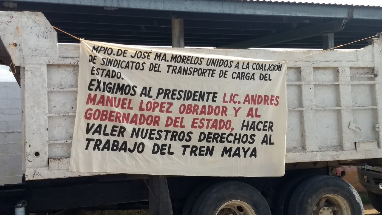 Fueron al rededor de 45 operadores de volquetes y taxis integrados al Frente Único de Trabajadores del Volante, los que se manifestaron a las afueras de José María Morelos