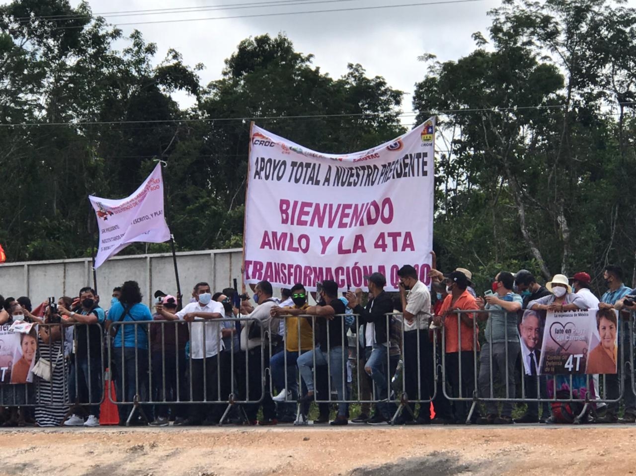 Volqueteros se manifiestan durante discurso de AMLO en el Tramo 5 del Tren Maya