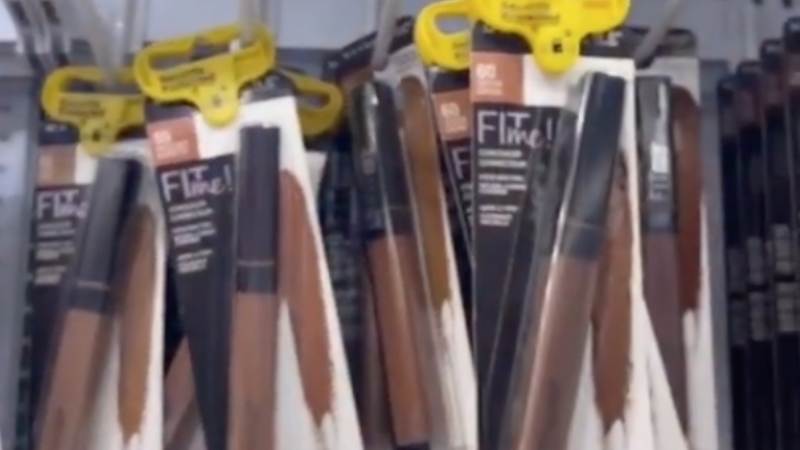 Una 'tiktoker' acusa a Walmart de promover el racismo por seguridad en productos de maquillaje