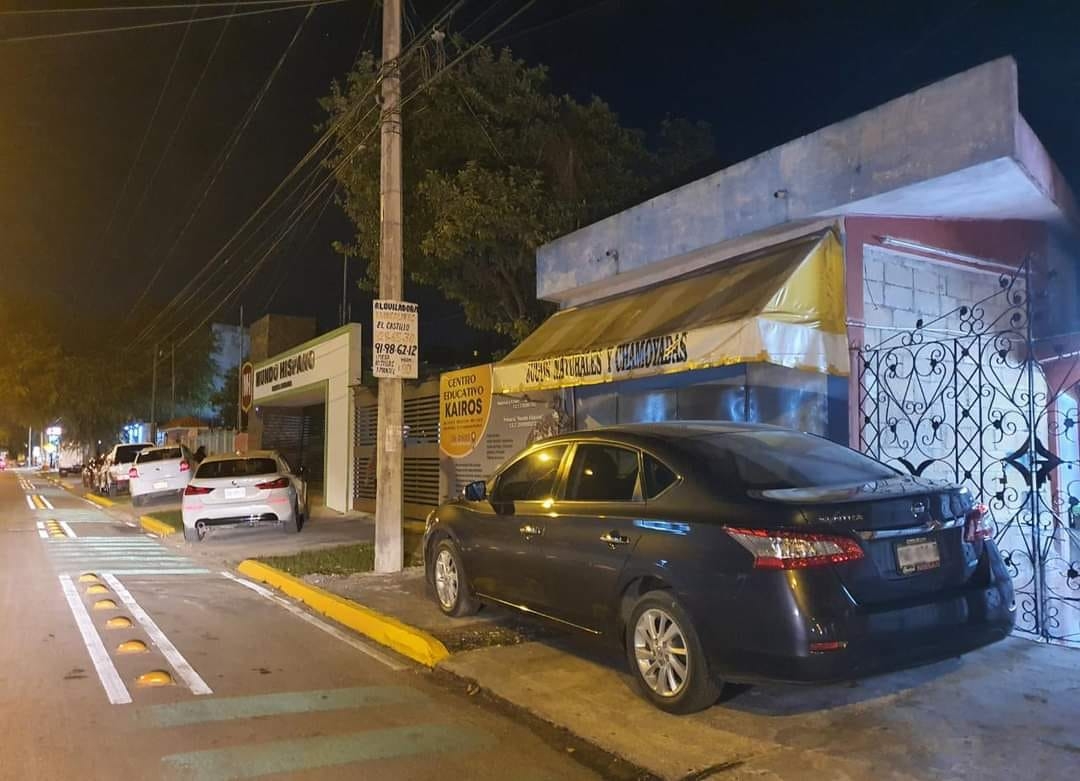 Por ciclovía, vecinos estacionan sus autos en la banqueta en Mérida