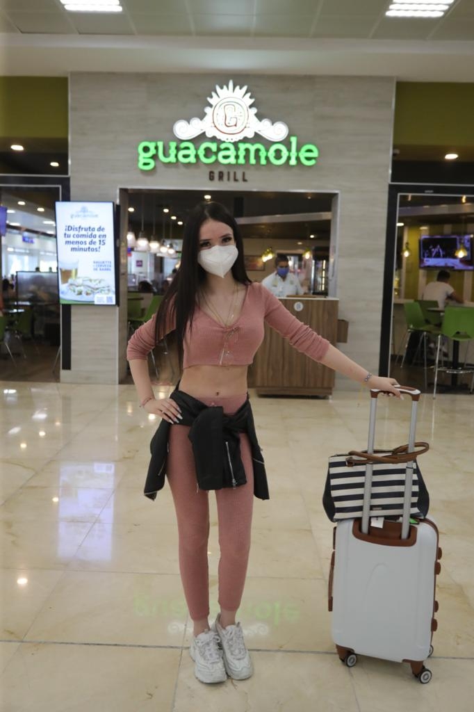 Germaine, la "Barbie" venezolana, paralizó el Aeropuerto Internacional de Cancún