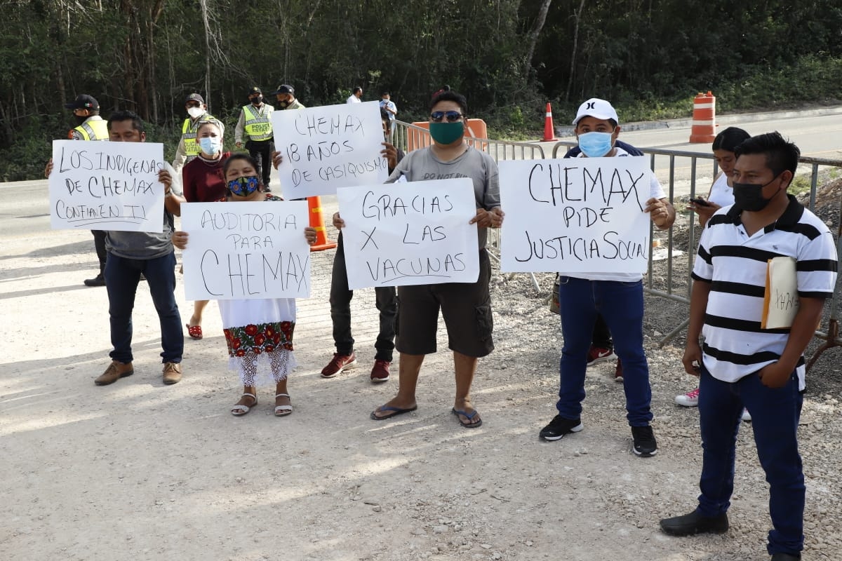 Entre protestas y agradecimientos, esperan a AMLO en Yucatán