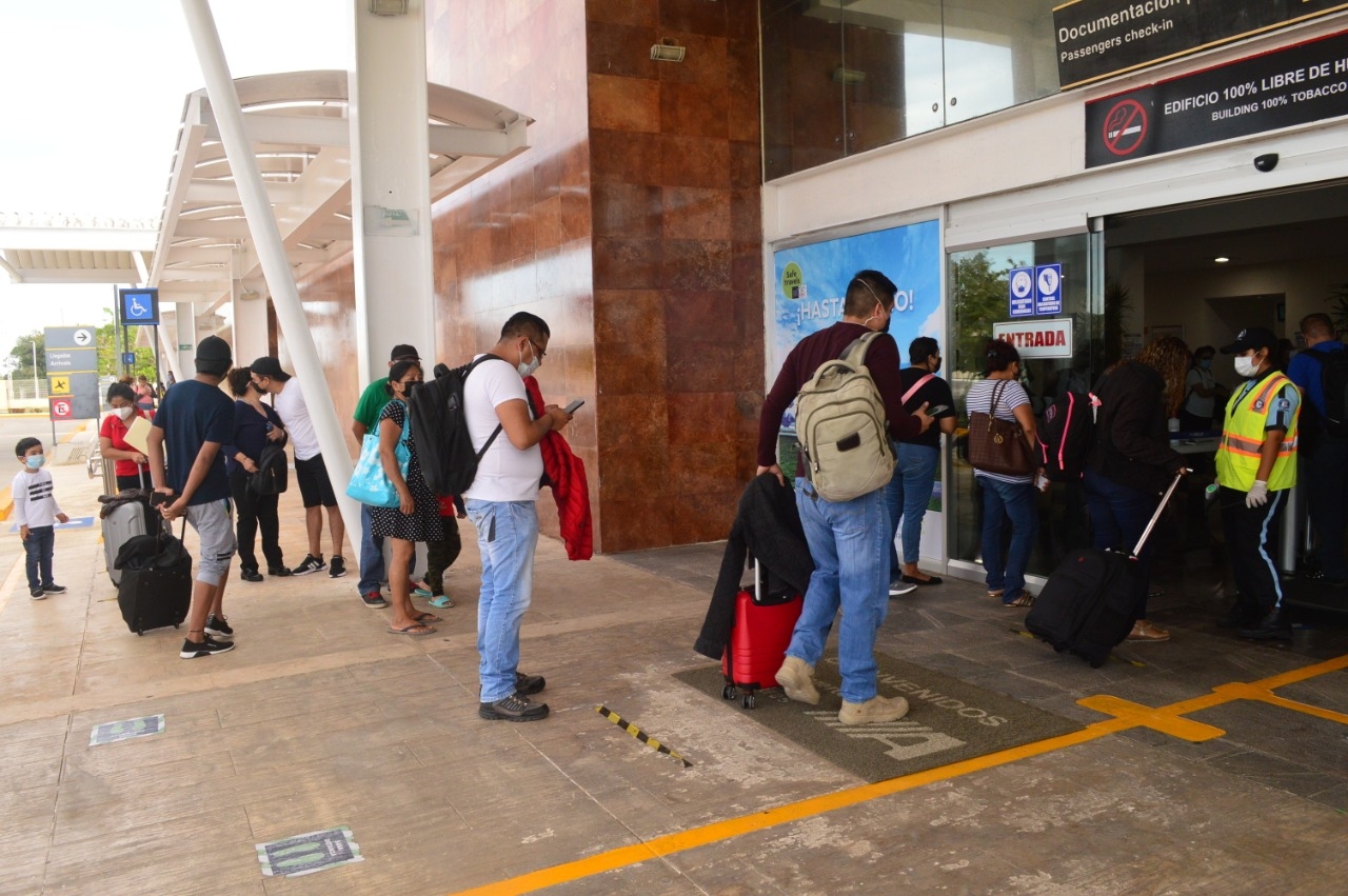 Viajeros dejan maletas en el aeropuerto de Campeche por no documentar