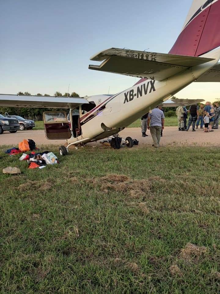 Detienen en Belice a tripulantes mexicanos de avioneta que aterrizó irregularmente
