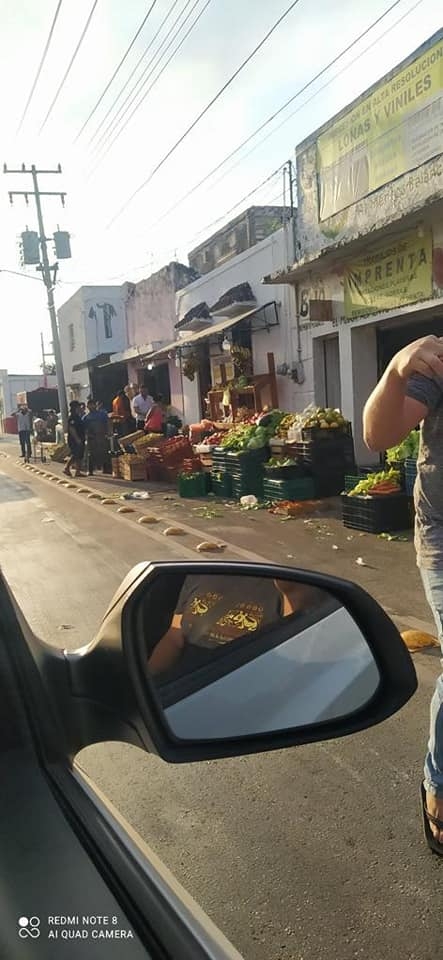 Vendedores ambulantes ocupan ciclovía con su mercancía en Mérida