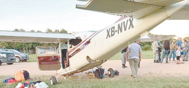 Al llegar autoridades al lugar de los hechos se encontraron a dos hombres que estaban dentro del avión, los cuales fueron detenidos y permanecen bajo custodia